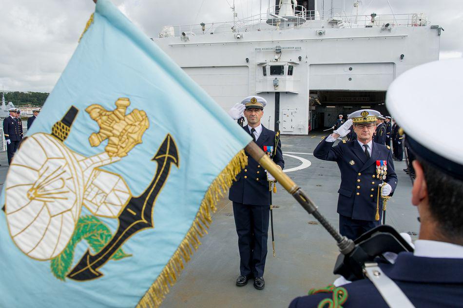 MarineNationale's tweet photo. 29/07 #PrisedeCommandement du BEM #Monge par le CV Rémi de Monteville #GalaxieColsBleus @BrestFr http://t.co/Bm6xCKqaeS