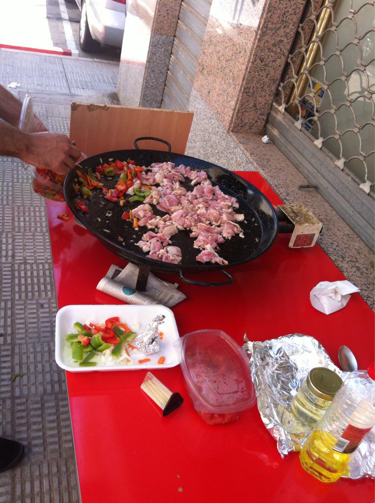 a2_vasos's tweet photo. Preparando la fideuá. ¿Comeremos pronto? http://t.co/gT9phWKIED