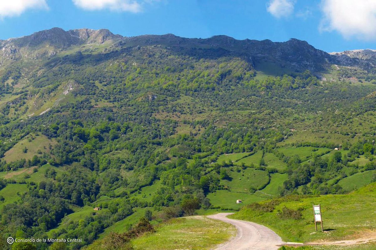 Nos despedimos con esta interminable vista de L'Angliru en Riosa, todo un #ParaísoNatural bit.ly/1L5vFYT