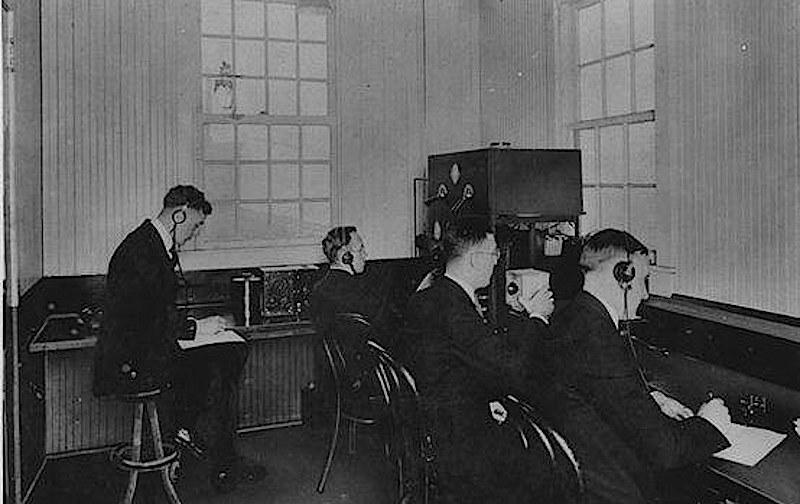 Grooved Pavement world music show on WMUA 91.1 fm, Wednesday, July 29th, 2015 groovedpavement.wordpress.com/2015/07/30/gro…