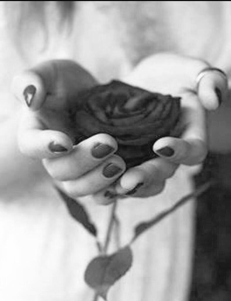hareesa2010's tweet photo. مساءٍ متلثمٌ بالكبرياء
يبثُ ما بينَ العقلِ
والقلبِ 
مَ‘ـَُِنٍّ أُمنيات http://t.co/TjH9yYykNS