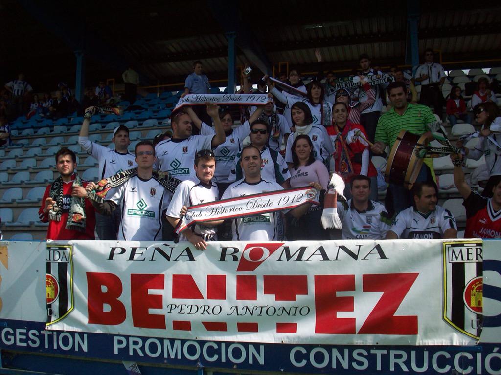 P_RomanaBenitez's tweet photo. Hoy cumplimos 10 años como peña!!! Seguimos apoyando al @Merida_AD!!! @ab_antoni #HambreDeGloria #yosoydelmerida http://t.co/B7T0CUMdny