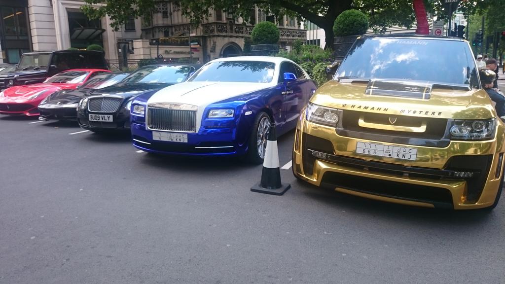 beckmanjoel's tweet image. Outside the Dorchester this lunchtime. Who says London has sold its soul? #commonpeople #adifferentclass