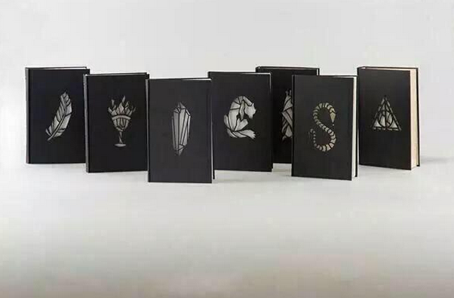 Harry_Potter_TM's tweet photo. Edición de libros de Harry Potter. 

Sí, brillan en la oscuridad.

RT si los quieres!

https://t.co/38hPAtCjD8