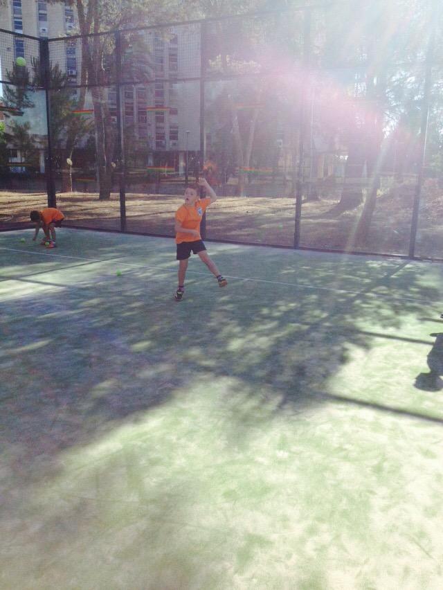 SSSchool2013's tweet photo. Queda poco para que termine #SSS2015 pero no bajamos el ritmo. Pádel, fútbol, piscina, inglés, repaso... http://t.co/fikPWLou1a