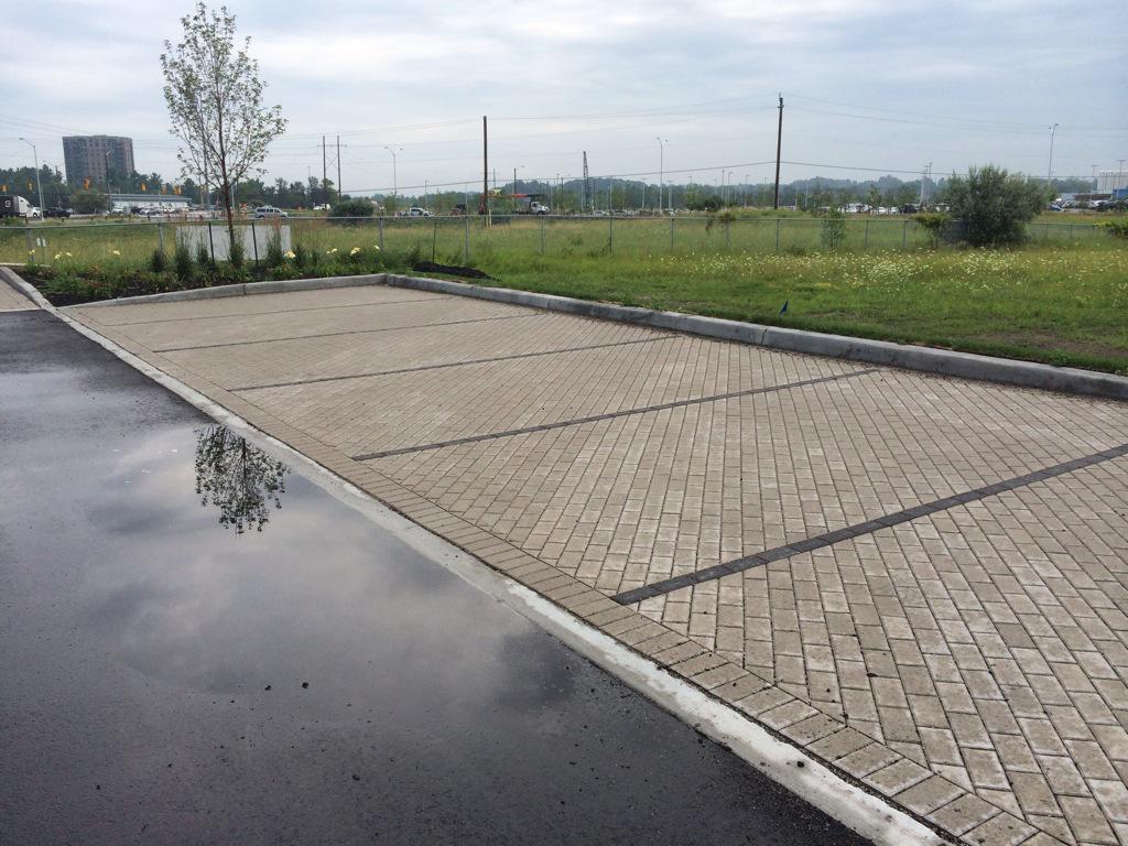 JeffCGator's tweet image. Heavy rain in Ottawa (30 ml or 1.8&quot; in 1 hour). Solution...Permeable Pavement. @OakWoodReno #AllianceGator