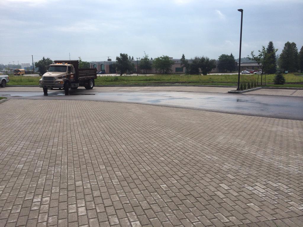 JeffCGator's tweet image. Heavy rain in Ottawa (30 ml or 1.8&quot; in 1 hour). Solution...Permeable Pavement. @OakWoodReno #AllianceGator