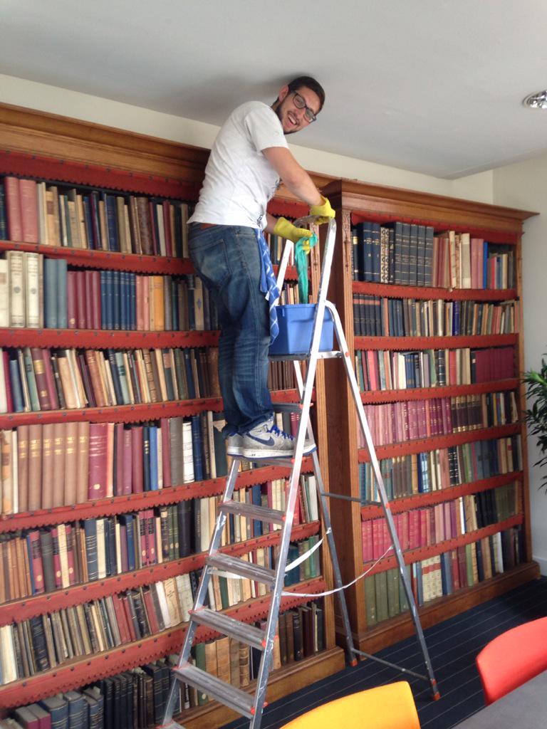Grote zomerschoonmaak op CDA partijbureau. Jeroen en Sindy (broer en zus) laten alles weer blinken!