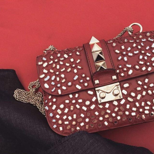 MaisonValentino's tweet image. @styleheroine knows how to accessorize. #loveherstyle #lockbag ift.tt/1DcYC3R