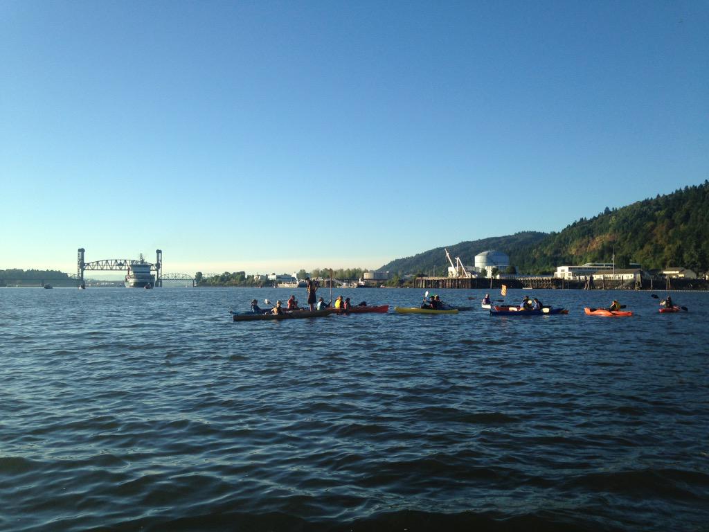 doyoucopyover's tweet image. A dozen #kayaktivists are clustered together under the bridge #shellno #youshellnotpass