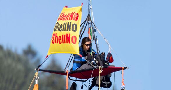 EcoWatch's tweet photo. 4 Videos Explain Why 13 People Would Hang From a Bridge to Say #ShellNo http://t.co/IzwmkNTZ4k @greenpeaceusa @350 http://t.co/D6O38tIuku