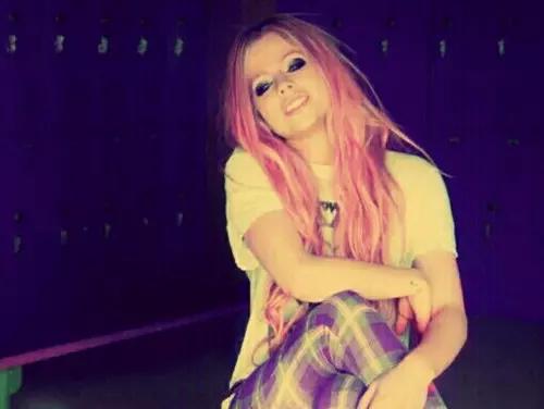 LulliSouza's tweet photo. Eu estou amando o cabelo da Avril agora, mas eu apoio ela pintar o cabelo dessa cor #ShareFly http://t.co/lRfBW75BmD