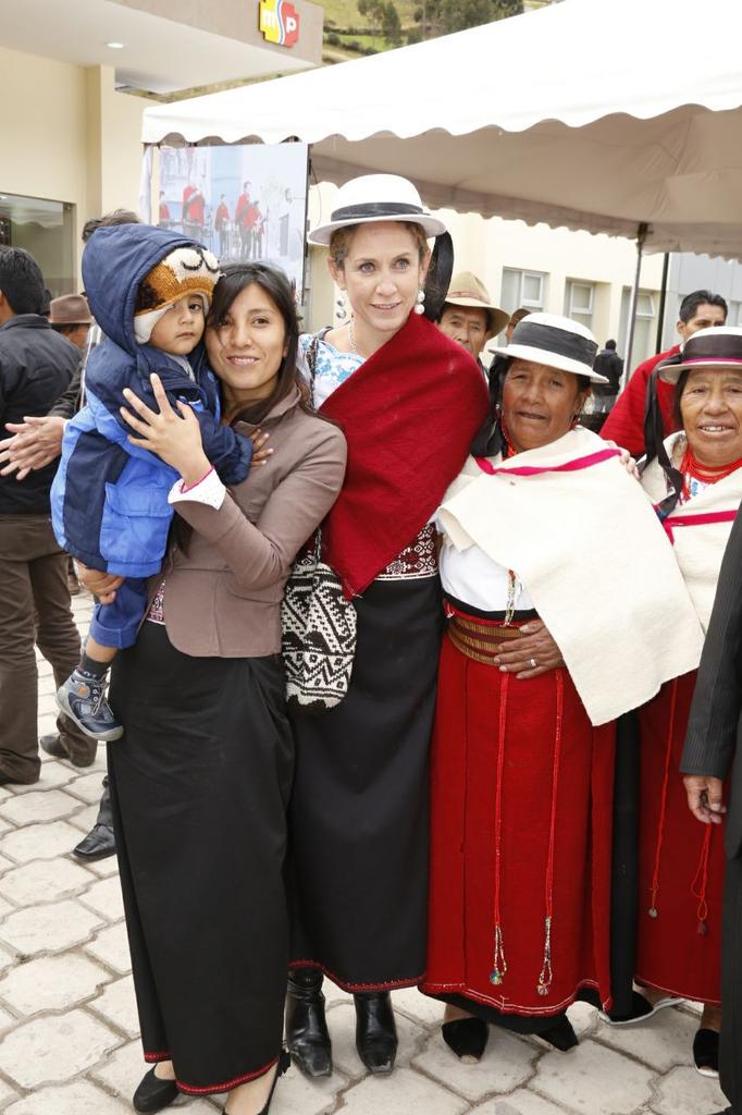 InfanciaEc's tweet photo. .@CecyVacaJones: estos centros de salud son suyos, aprovechen este espacio y cuiden sus instalaciones #CSSanGuisel http://t.co/oVBM4QnwiB