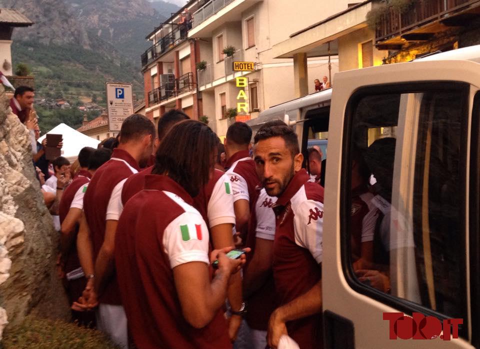 toropuntoit's tweet photo. I giocatori arrivano in piazza, pronti ad abbracciare i tifosi #Toro #ToroAChatillon http://t.co/CKet2jlJCt http://t.co/17rPffCjAG
