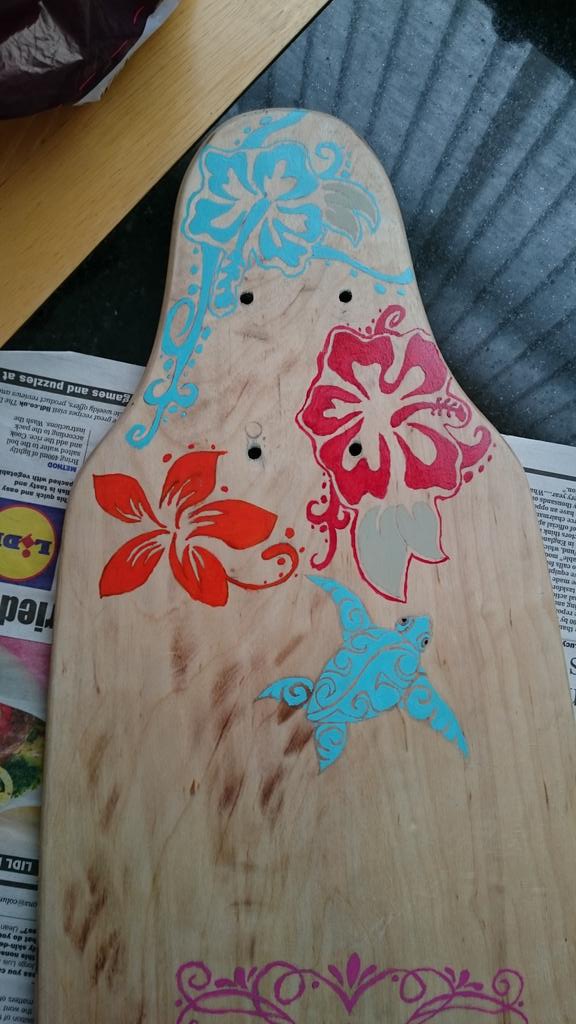 AGerrardBoarder's tweet photo. New project I have bin working on #Longboard #pearljam #soundgarden #sugarskull  #turtle #lotus #mexicanskull http://t.co/pvAr0Ml8HC