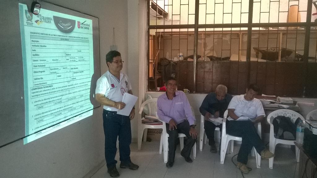 LRLOPEZM's tweet photo. @TabletUTolima  Con los docentes de Coello en Gualanday. Diagnóstico competencias TIC. http://t.co/rBm5cEZSZs