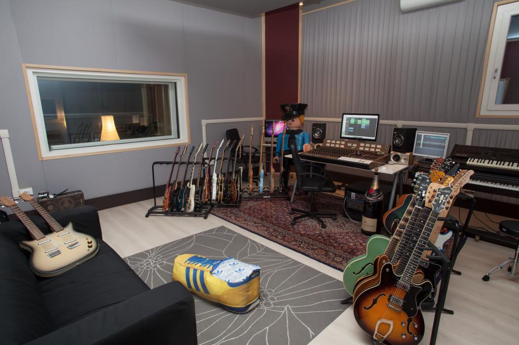 IbxMusicHall's tweet photo. #Nuova #Apertura2015 STAR TRACK CONTROL ROOM #SoundEngineer &amp; #Producer: Alessandro Fapanni http://t.co/pDsuc5f57U http://t.co/ps1IvYvso3