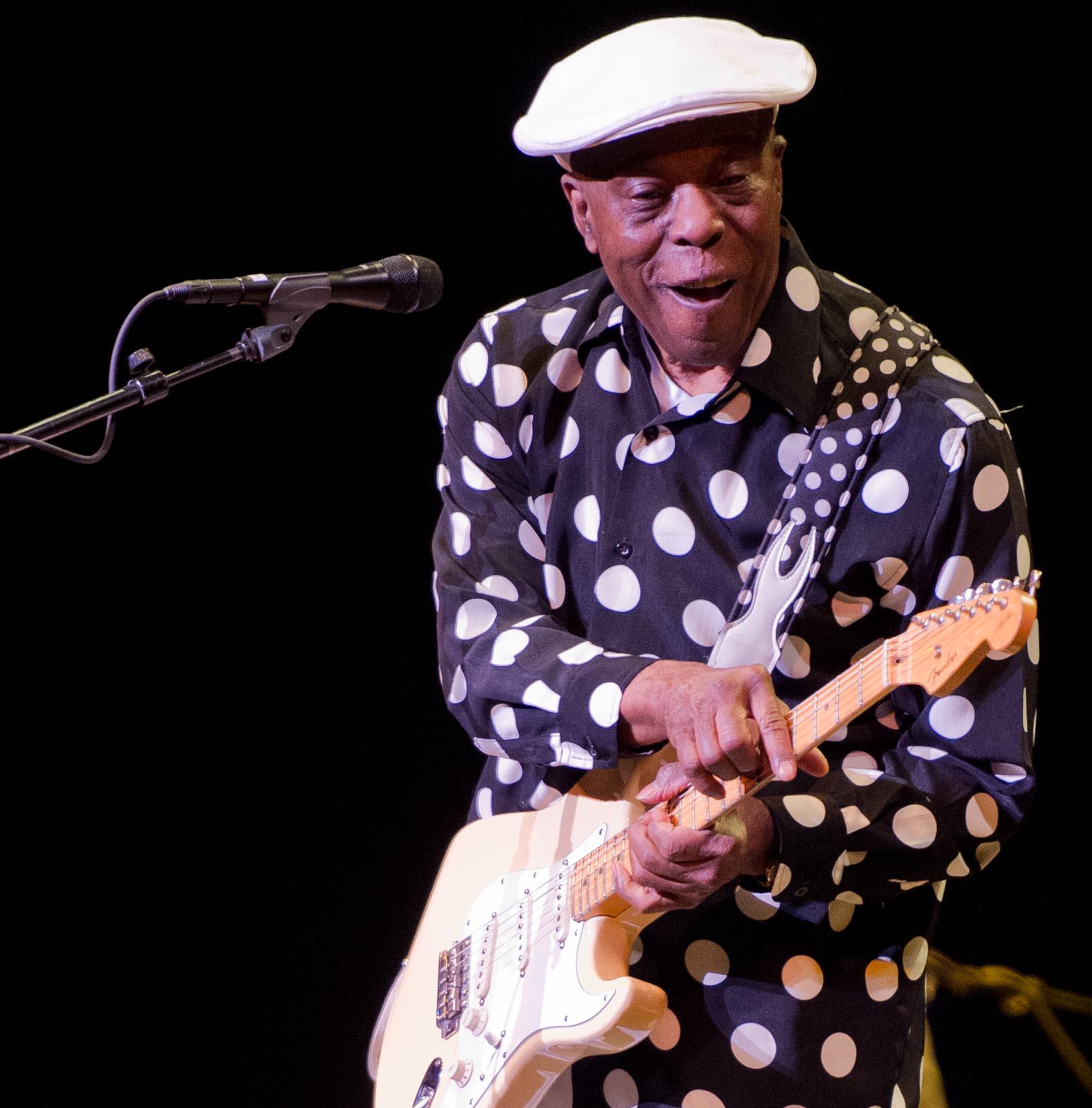 79 primaveras cumple hoy el señor  Buddy Guy Happy birthday man and God bless you!! 