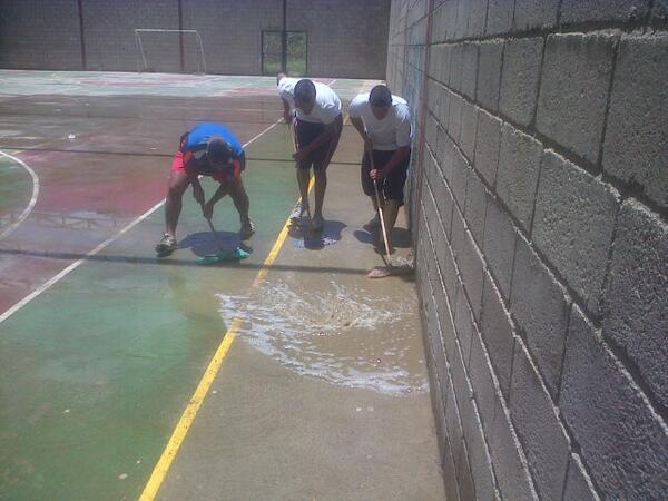 eduu966's tweet photo. le exigimos al sr ministro deporte y al sr @NicolasMaduro la culminacion de nuestra cancha deportiva. http://t.co/K0tXzbMw3J