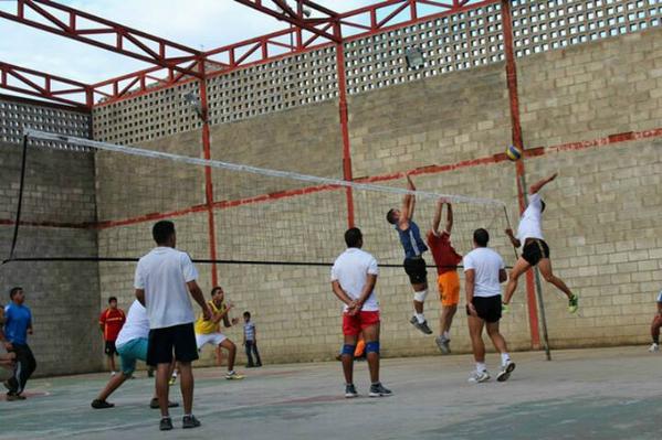 eduu966's tweet photo. le exigimos al sr ministro deporte y al sr @NicolasMaduro la culminacion de nuestra cancha deportiva. http://t.co/K0tXzbMw3J