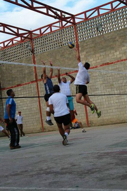 eduu966's tweet photo. le exigimos al sr ministro deporte y al sr @NicolasMaduro la culminacion de nuestra cancha deportiva. http://t.co/K0tXzbMw3J