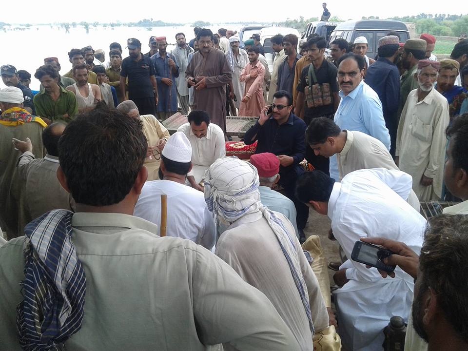 mediacellmalir1's tweet photo. Health Minister #JamMehtabDahar is monitoring Flood situation in different areas of distt: #Ghotki http://t.co/n4WGsChu33
