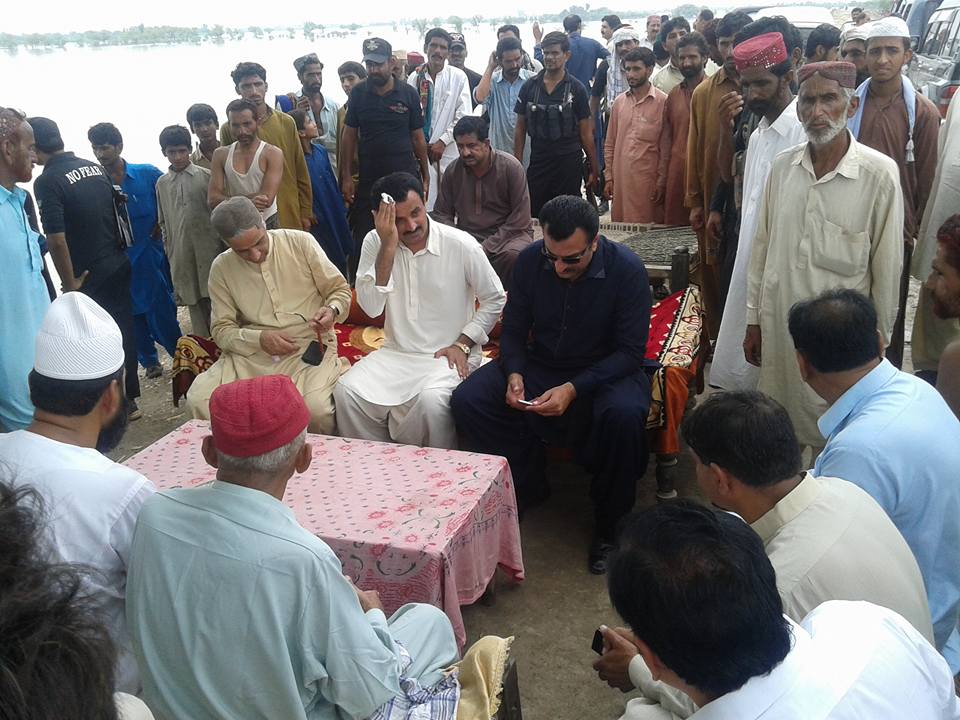 mediacellmalir1's tweet photo. Health Minister #JamMehtabDahar is monitoring Flood situation in different areas of distt: #Ghotki http://t.co/n4WGsChu33