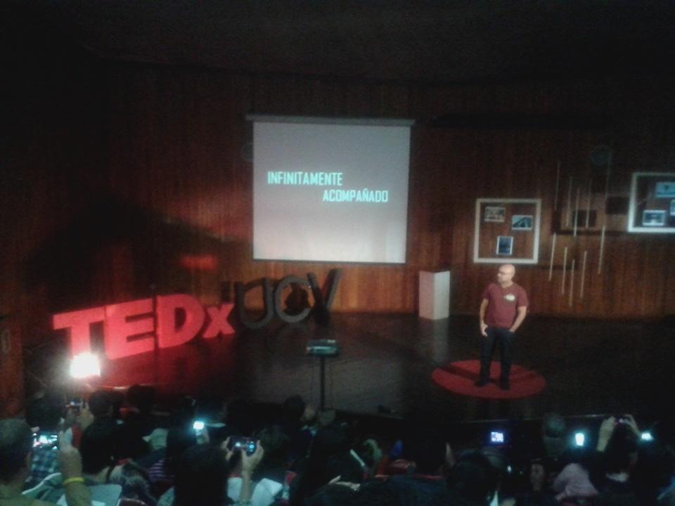 EquilateroLab's tweet photo. "Para reconstruir el tejido social, la gente tiene que sentirse bonita" -@sumitoestevez #TEDxUCV2015 #Venezuela http://t.co/JblYrEuVLr