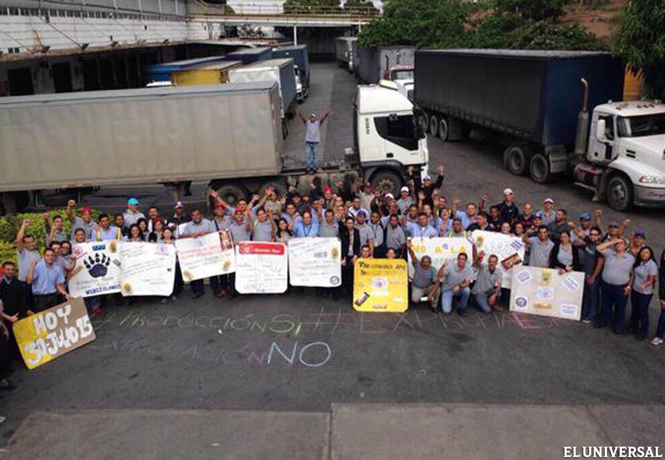 ElUniversal's tweet photo. Trabajadores de Polar protestan por expropiación de galpones en La Yaguara http://t.co/IruO1tYOc1 http://t.co/NQ6HjV4sL2