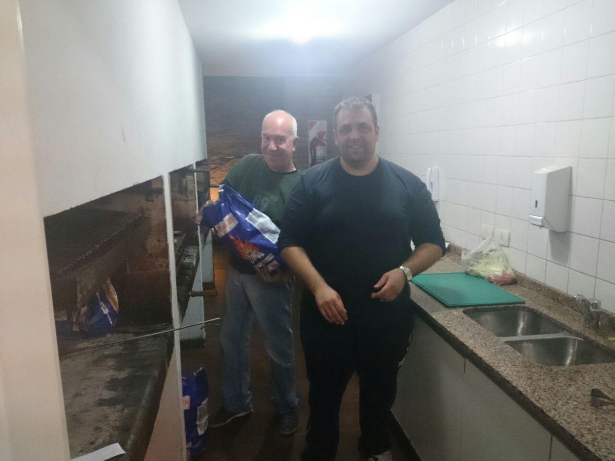 gsrcaballero's tweet photo. Anoche organizado por Silvia Cazabat en un asado en Caballito con @marceiambrich @AliciaBesada y @GamboaACarlos #MMVX http://t.co/kZozIgNHKF