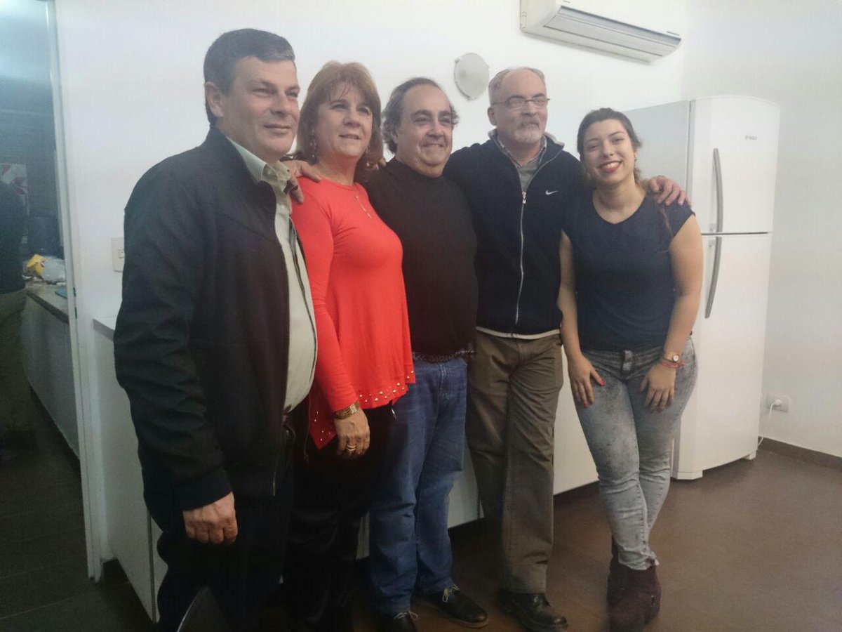 gsrcaballero's tweet photo. Anoche organizado por Silvia Cazabat en un asado en Caballito con @marceiambrich @AliciaBesada y @GamboaACarlos #MMVX http://t.co/kZozIgNHKF