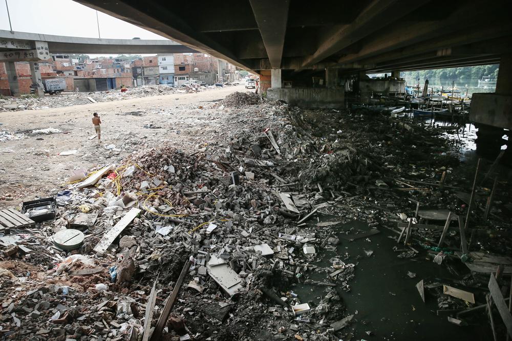 Internazionale's tweet photo. Inquinamento olimpionico. Le foto della baia di Guanabara, in Brasile. http://t.co/26aGrBs9zl http://t.co/TASb1MpACy