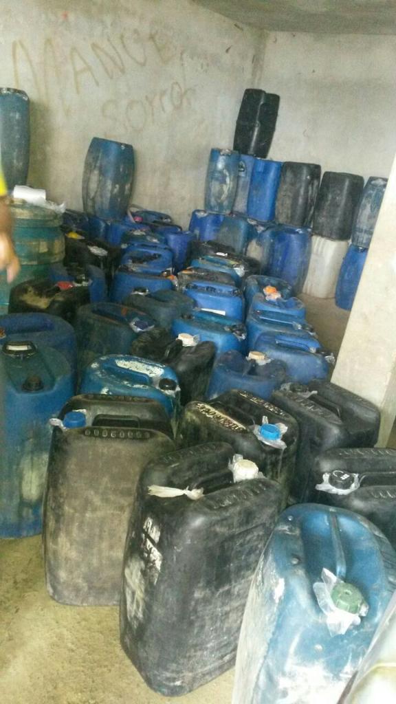 MinGobiernoEc's tweet photo. #UIDH, #PJ y @armada_ecuador incautaron 2.840 galones de combustible presuntamente de contrabando. #RíoVerde http://t.co/piUgHGtkEF