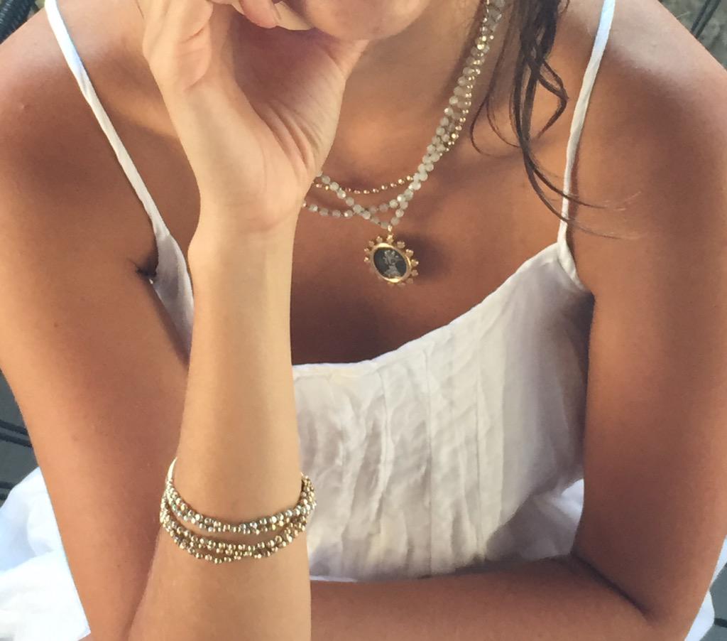 ShereendeR's tweet photo. White and gold for a hot summer day http://t.co/mzYVBn21Qb