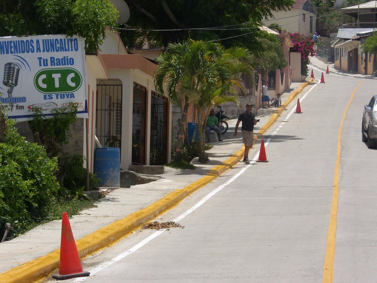 JCesarValentin's tweet photo. Hombres dando terminación a la carretera #Juncalito #LoQueNuncaSeHabíaHecho #EscucharParaRepresentar http://t.co/pAluVvszOM