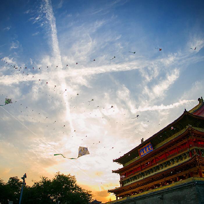 OneWorldOneYear's tweet image. Long lines of kites crisscross the evening sky of Xi'an. #China #tbt
