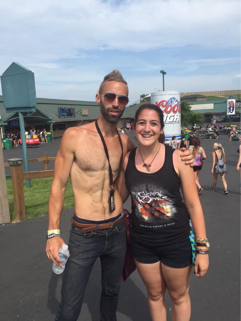 CarolineShaw38's tweet photo. Met Jake from @RoyalHoax yesterday! Amazing band! Check them out! #Rock4Hunger http://t.co/AKEg3rjoWa