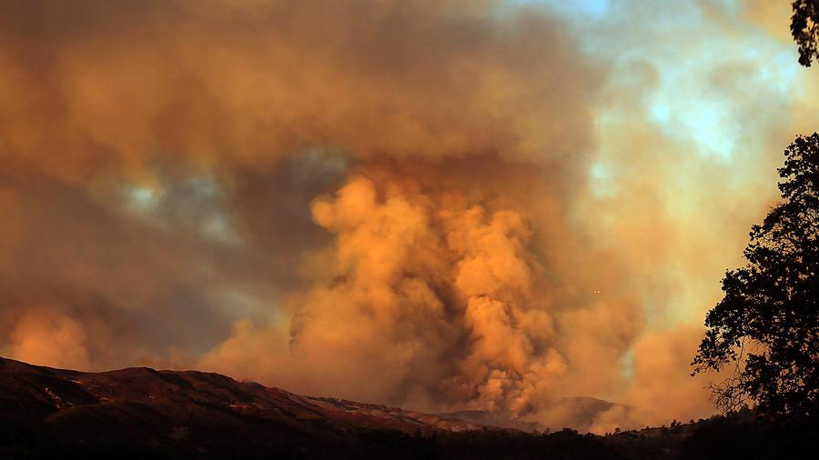 пар из трубы. дымка в небе. небо в дыму. ветер поднимал в небо дым. небо в дыму.
