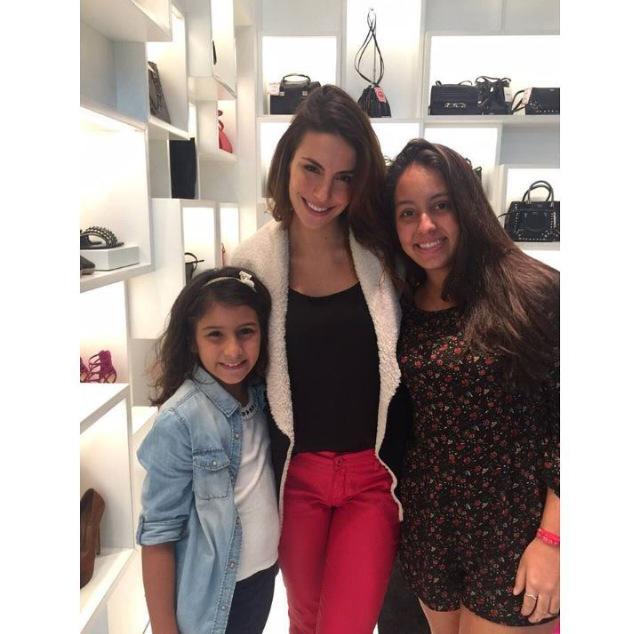 Melporai's tweet photo. Mel e fãs ontem no shopping Village Mall, na Barra da Tijuca, Rio de Janeiro. #melporaí http://t.co/ThTMPG8qSt
