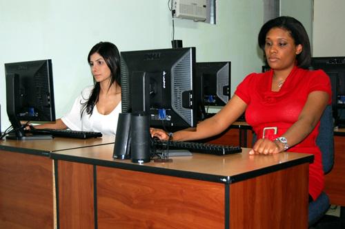 umaritima's tweet image. Sabías que la @umaritima cuenta con el primer Laboratorio de Logística de la región, equipado con Anylogic.