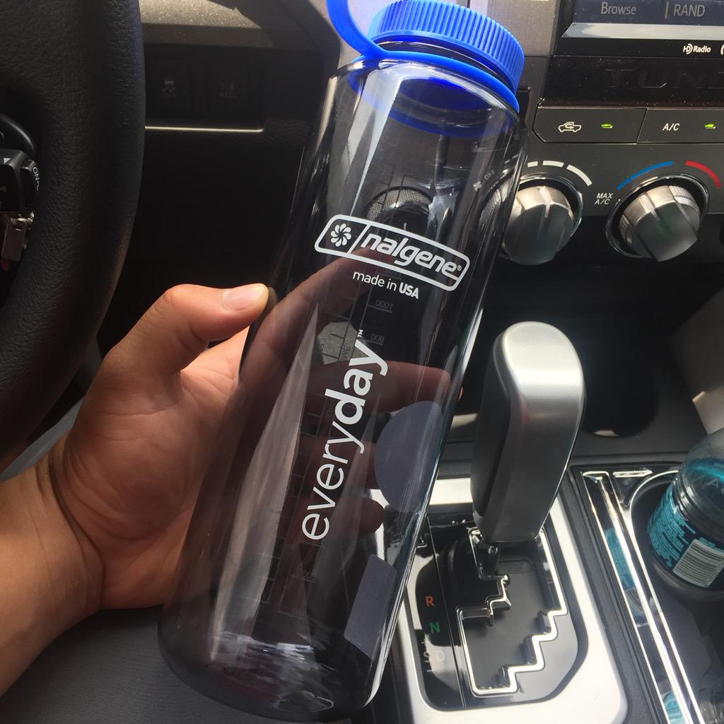 joshmatula's tweet photo. #nalgene #bigbottles  #fitness #h2o http://t.co/efBsBXX3y9