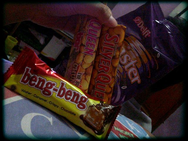 nii_dini's tweet photo. Kerjaan'a si ayang @mickel_redy malem" makanan'a coklat semua, mau gendutin badan sperti'a hihihihiii http://t.co/Xm6JS6SnlT