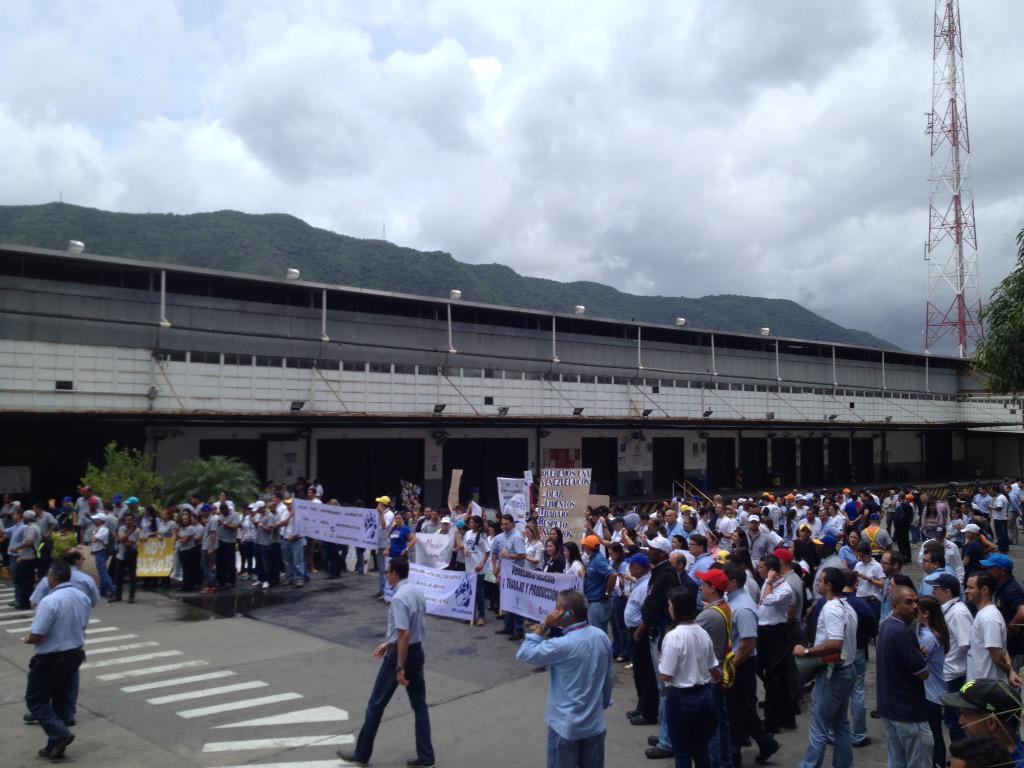 arochamary's tweet photo. Basta de atropellos! Somos polar y queremos trabajar @todossomospolar #PlanGarra http://t.co/OVDfx6BYvr