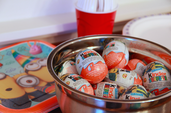 A #Minion-themed painting party + Kinder Surprise loot! @KinderCanada http://t.co/LBK21TfZsE #KinderMom #KinderSmiles http://t.co/qNXOxfjv4b
