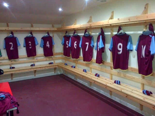 CheadleNomads's tweet photo. Waiting for the team to arrive for tonight's home game Vs Stockport County FC 7pm KO #nomads http://t.co/1Uk25y58PA