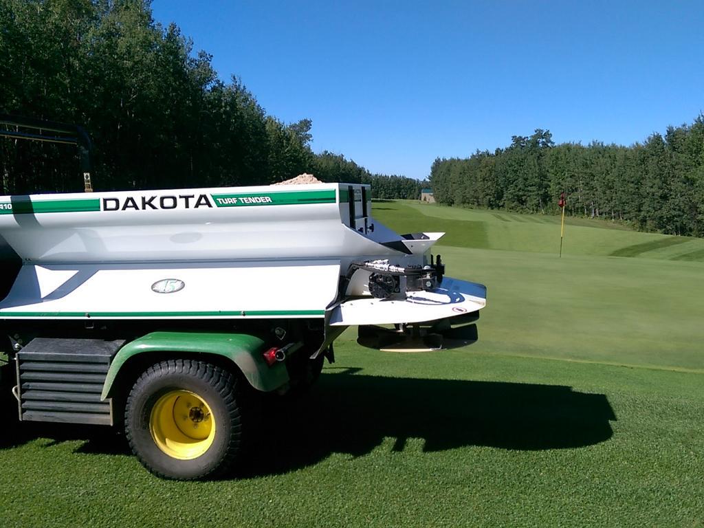 llbgolfsuper69's tweet photo. My bi-monthly skiff on greens top dressing. Can't imagine life without my Dakota turf tender. #3passes #LLBGC http://t.co/wUxbNui6tU