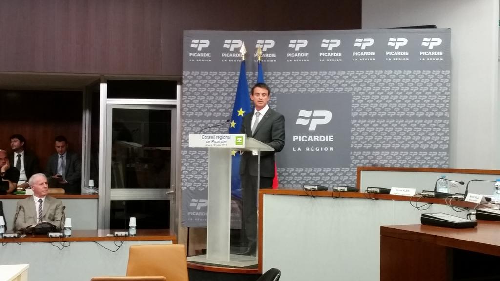 "Il y aura à Amiens une plateforme nationale de validation des titres avec plus de 100 personnes."  <a href="/manuelvalls/">Moi yé mapel</a>