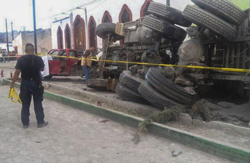 vanguardiamx's tweet photo. #VIDEO Tragedia en #Mazapil Camión atropella a peregrinos, más de 20 muertos http://t.co/8K2myx5HV6 http://t.co/TKoyT3L3sz