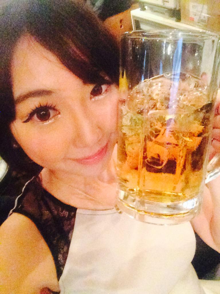 suzukimint's tweet photo. ポラ書きおわたー♥︎
お酒飲みながらリツイートとゆう
技を覚えました^_^

これ…ウイスキーロックw

ロック座ですから！ http://t.co/PGYFqHf6bU