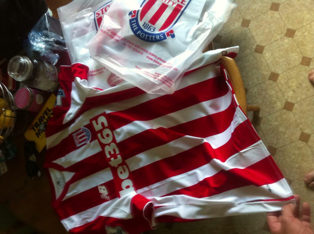 DEWEY___'s tweet photo. Buzzing new potters shirt has come just in time. Hours before we set off for Cologne @Scott_Dewey1 @stokecity http://t.co/PhYNHcQ4nB